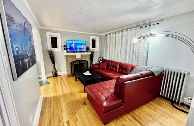 2nd Floor, Brick Duplex near the Hill