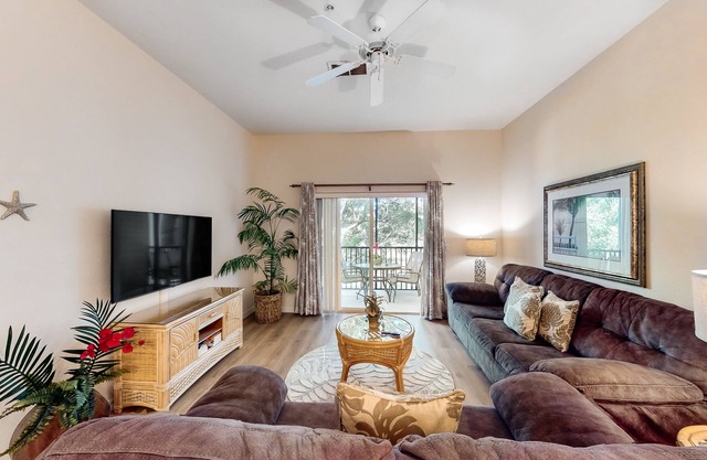 2nd floor condo w/basketball court, pools, near theme parks, tennis court