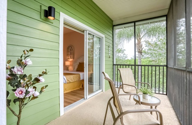 2nd floor condo with balcony, basketball court, near theme parks, & tennis court