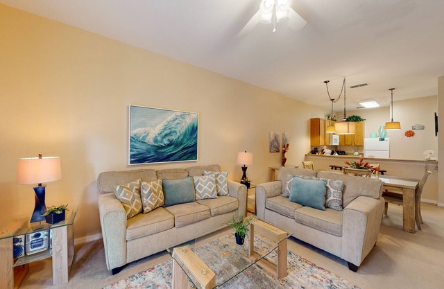 2nd-floor condo with pool & hot tub view, lanai & splash pad- 10 miles to Disney
