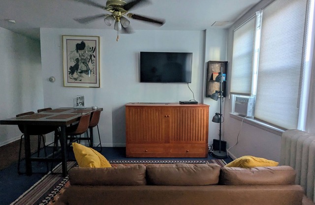 2nd Floor South Philly Apartment w/a view of Stadiums. Quiet street w/parking!