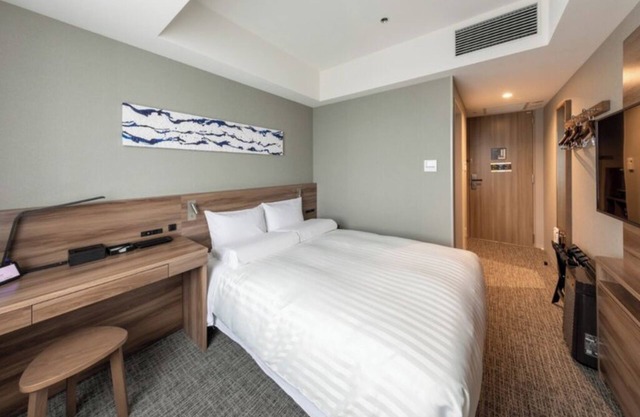 2x Queen Beds in Hotel in Ariake
