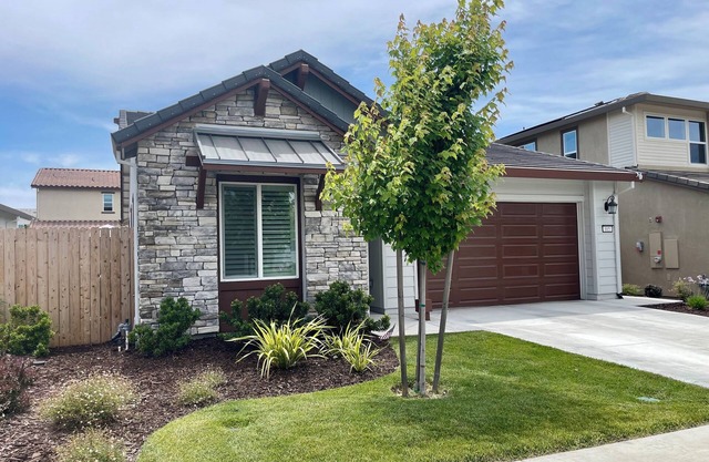 3/2 - Family Friendly, Fully Furnished w/Jacuzzi