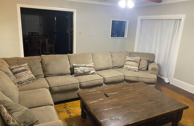 3-2 house with pool and 2 living rooms, 1.5 miles from Boerne Main St.