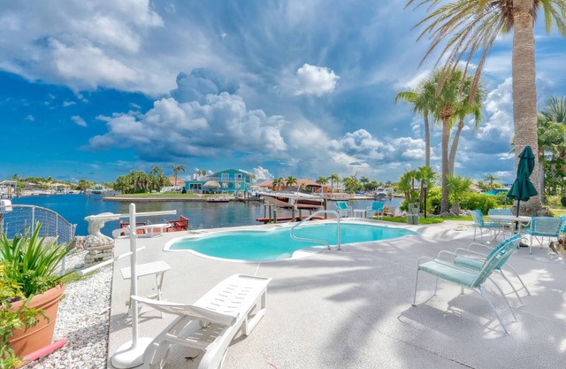 3/2 Waterfront Canal Home w/Private Pool, Kayaks, Gulf Access, Dock, Fishing, Dolphins