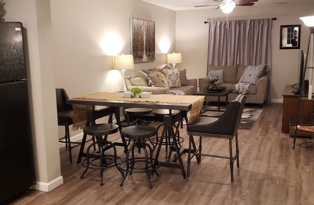 3 bd/1.5 bth townhome Mins from Dwntwn & Fairgrounds. Private Fenced Back Patio