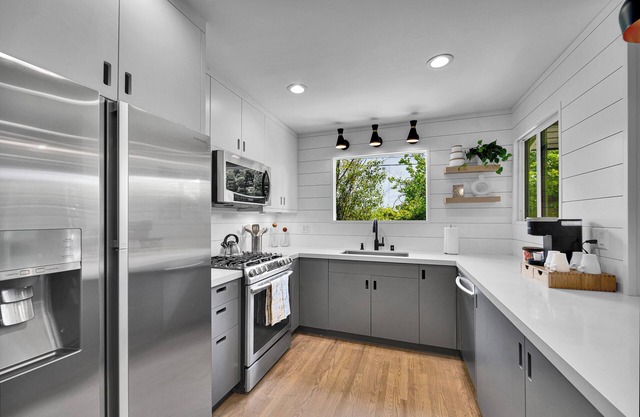 3 BD, 2 BA Modern, Tranquil Oasis (<2 miles from Beach)