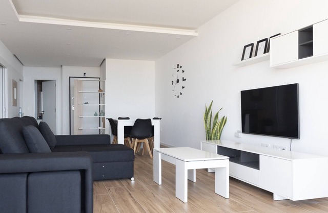 3 bdr aprt, best seaview, rooftop pool - LCGR