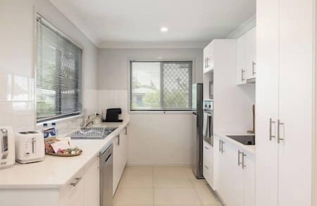 3 Bdr apt! AC! Train! Shops! Restaurants! 221D3