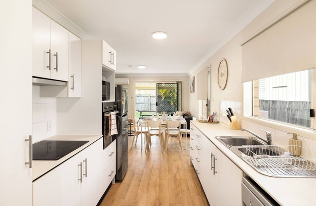 3 Bdr apt! Aircon! Espresso! Restaurants! 12BS3