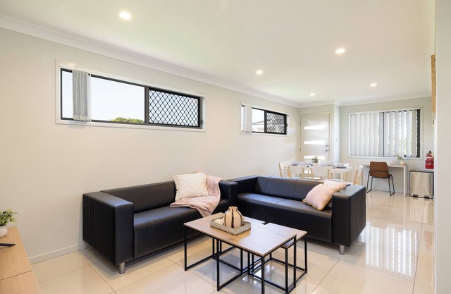 3 Bdr apt! Aircon! Train! Shops! Garage! 120D3