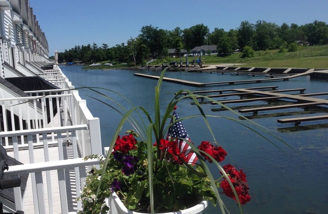 3 Bdrm, 2 Bath Luxury Waterfront Villa With Boathouse Fishing & Boating Paradise