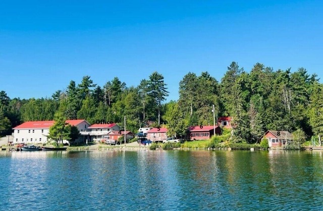 3 bedroom cabin in Sioux Narrows-Nestor Falls on Crow Lake #5 Bull Moose Lodge