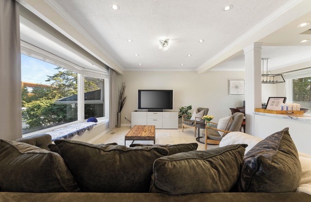 3 BED/2 BATH cozy BUNGALOW in prestigious neighborhood of Richmond Hill- sleep 6