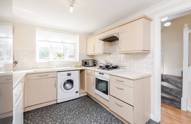 3 Bed 2 Bath En-suite House with Parking