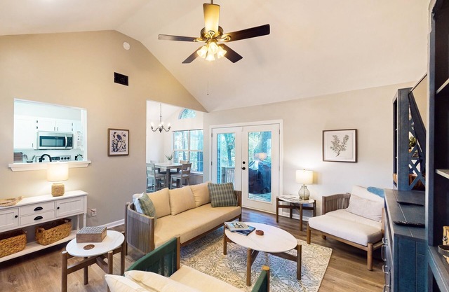 3 bed /2 bath home w/High-End Finishes & Private Backyard