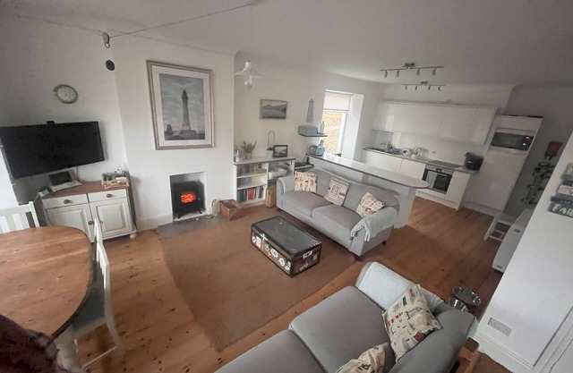 3 bed apartment in Hope Cove sleeps 6-7 with sea views only 50 yards from beach