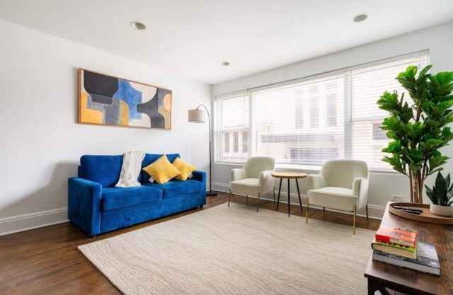 3 -bed apartment just steps to Lake Michigan