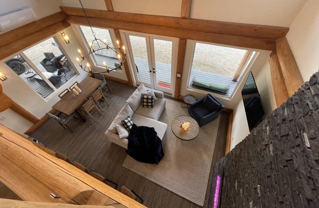 3 Bed Luxury Chalet on the Lake w/Hot-tub - Kelowna