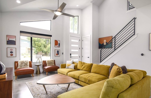 3 Bed Modern Design, Cowboy Pool, and Downtown!