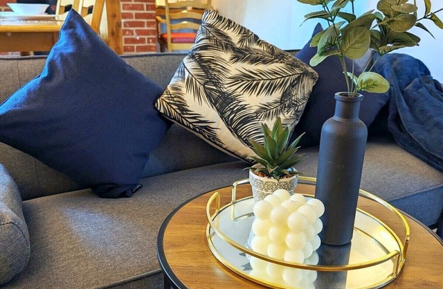 3-bed | Sleeps 5 | 2 Bath | Parking | Contractor