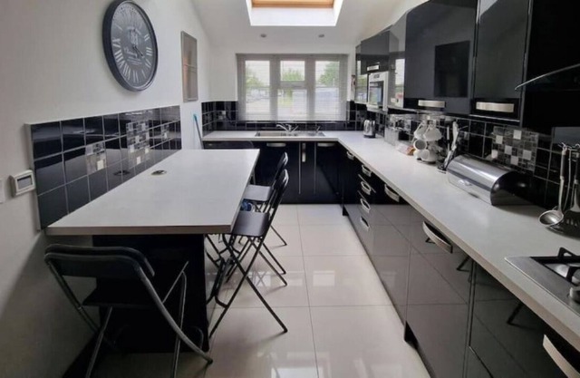 3 bed /sleeps 6 close to Windsor Castle and Legoland in Family Friendly Location