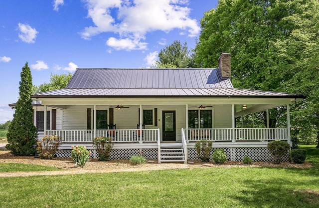 3 bedroom, 2.5 bath house close to local entertainment.