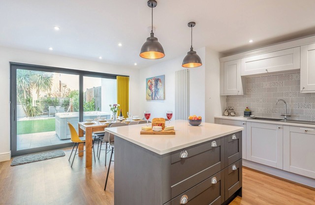 3 bedroom accommodation in Clacton-on-Sea