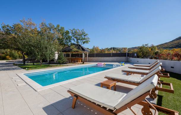 3 bedroom accommodation in Zagvozd