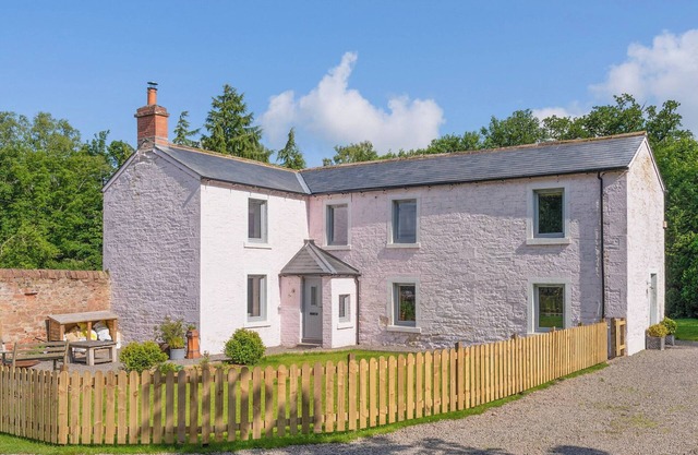 3 bedroom accommodation in Netherby