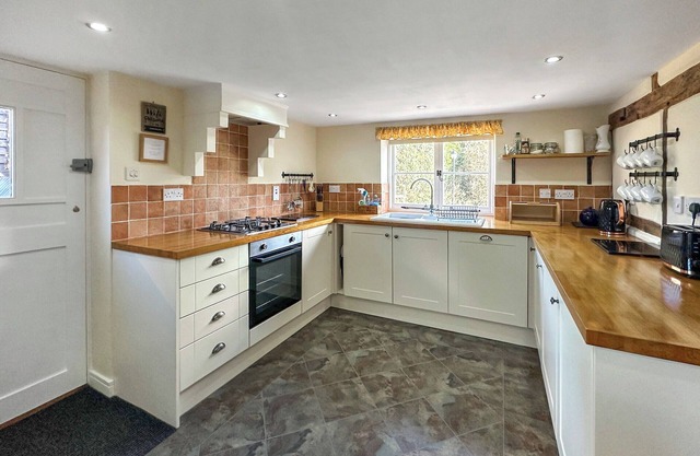 3 bedroom accommodation in Cadnam, near Southampton