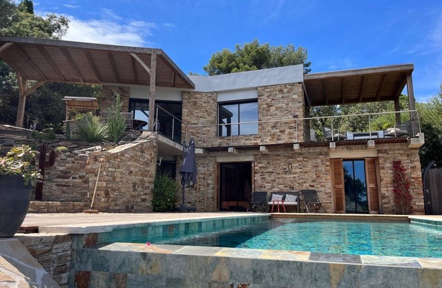 3-bedroom air-conditioned villa with pool and sea view in the Gaou Benat estate