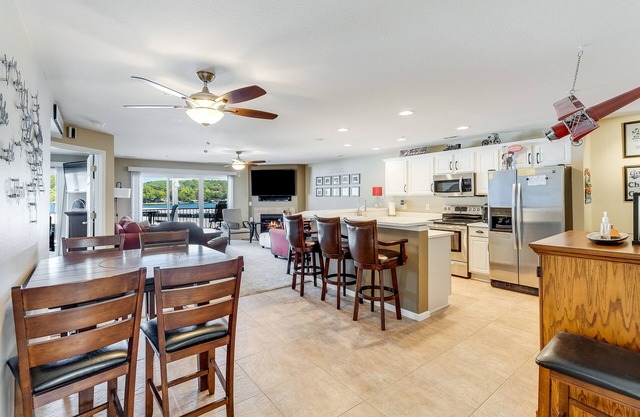 3 Bedroom - All King Beds - Executive Lakefront, 12'x32' boat slip available