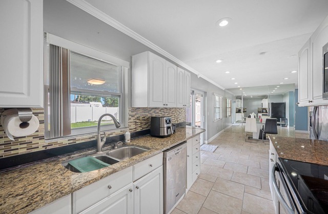3 bedroom and 2 bathroom with patio and back yard, garage’s not included.