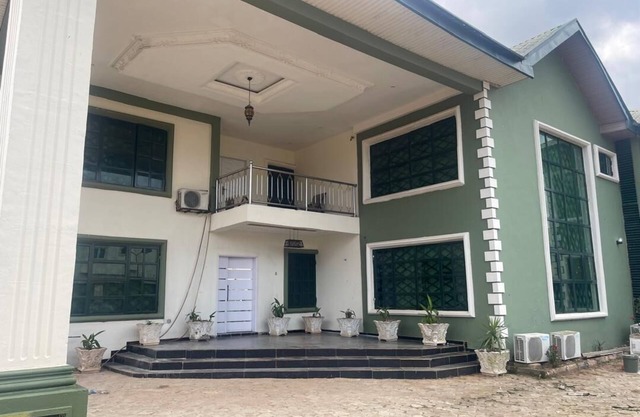 3-bedroom apartment in amazing Benin City with AC, fitness room & swimming pool