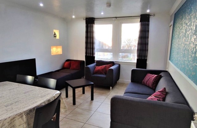 3 bedroom apt. Virgin internet 100 Mbps, Virgin Tv, Netflix and free parking