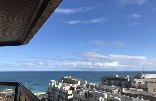 3-bedroom beachfront apartment. Discount for long stays. 25% for 28 days or more.