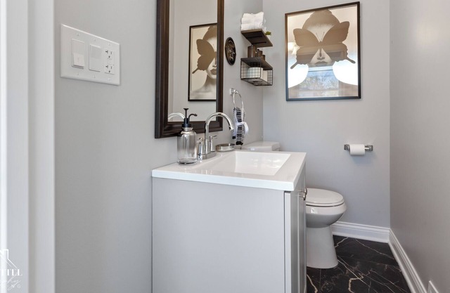 3-bedroom building in lovely Westchester with AC, WiFi. Enjoy your stay