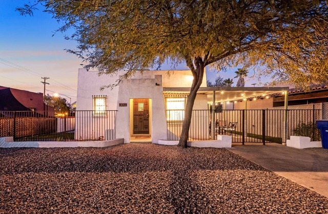 3-bedroom bungalow in superb Central Tucson location walking distance to U of A.