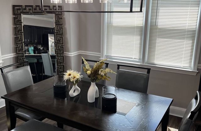 3-bedroom Charm City Rowhome, in great neighborhood, Come stay a while!