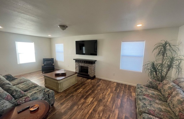 3-bedroom farmhouse near Lodi Winery’s and Camanche Lake
