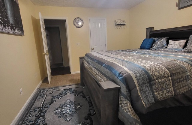 3 Bedroom Home in charming Hope Mills w/WiFi, AC, Covered Patio, Grill, & Pool