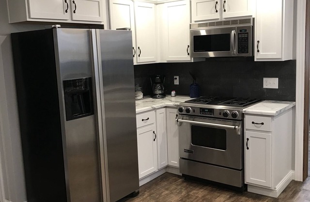 3 Bedroom Home - walking distance to Grand Lake