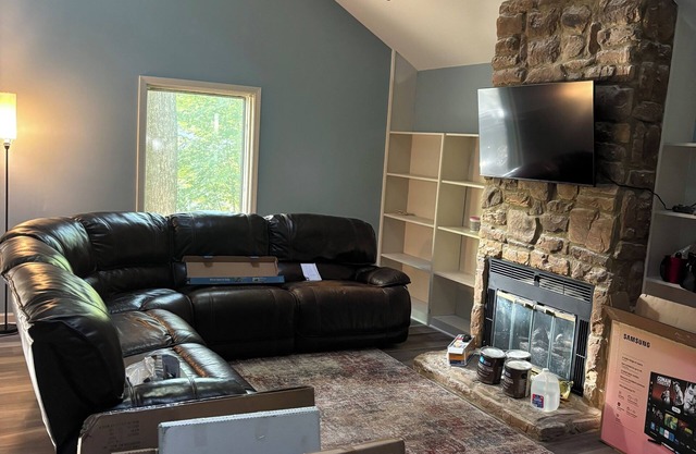 3-bedroom house in charming Jamestown with easy access to boat ramp!