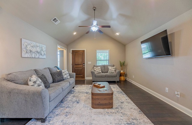 3-bedroom house in lovely Bentonville with WiFi, AC. Start your getaway