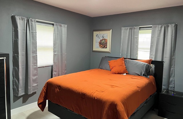 3-bedroom house in charming Cedar Falls with WiFi, AC. Enjoy your stay