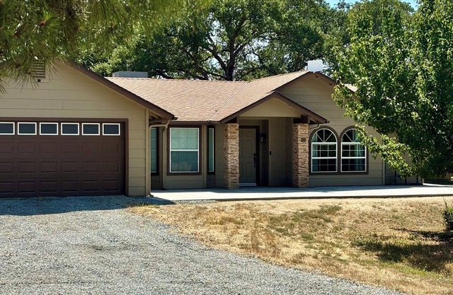 3-bedroom house in tranquil Three Rivers with WiFi, AC. Enjoy nature