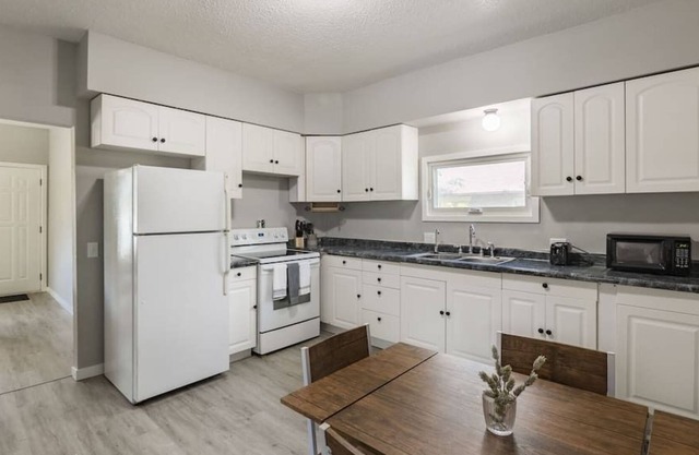 3 Bedroom House Next to Downtown & East Village