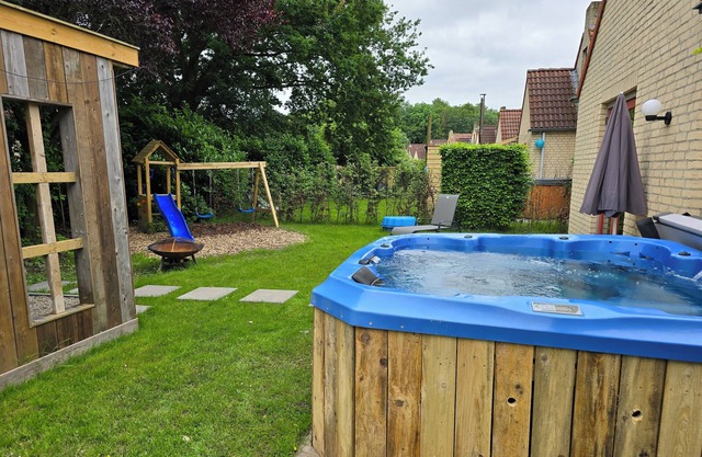3 Bedroom House - Optional Jacuzzi - Playground - Porch - 7pers + Baby