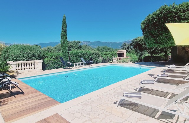 3-bedroom house, private pool, 550m walk to Cala Rossa beaches